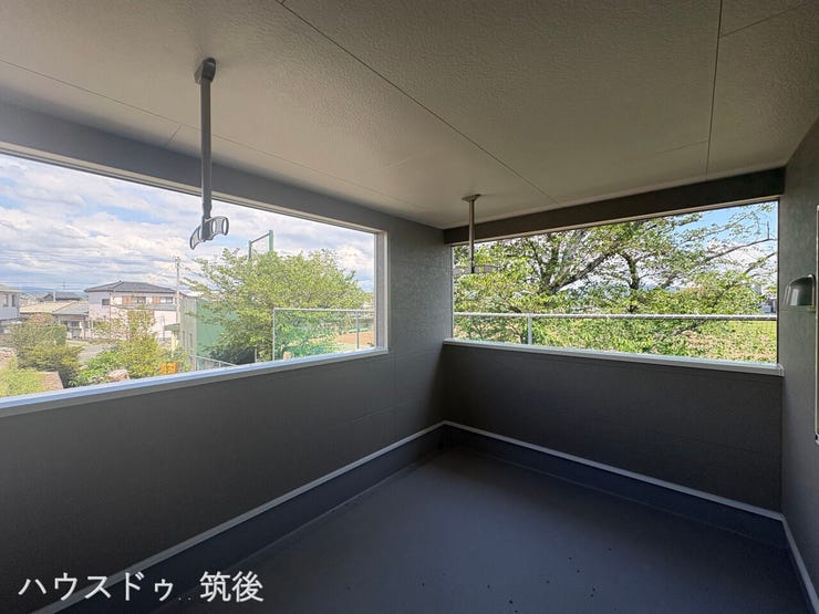奥行きにゆとりがある広々としたバルコニー。屋根付きのため、急な雨でも洗濯物が濡れにくく共働き世帯も安心です。物干し金物も完備されており、お布団や大量の洗濯物も一度に干せる家事効率の良い設計です。