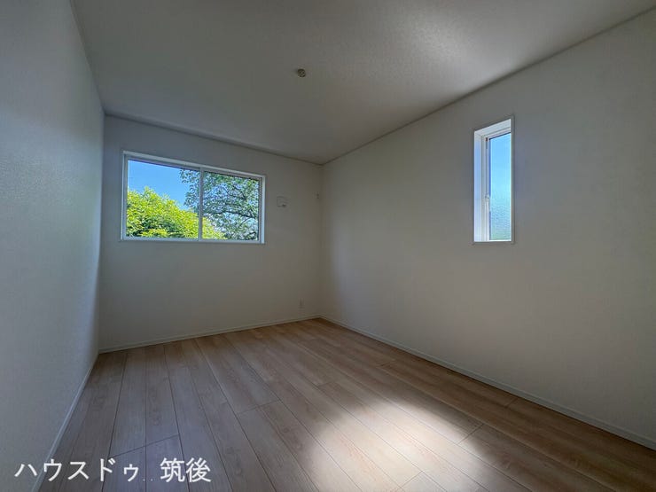 ゆとりある6帖の広さに加え、二面採光で通風・日当たりも良好です。寝室や書斎として、またお子様の個室として、どなたにも好まれる清潔感溢れる室内です。