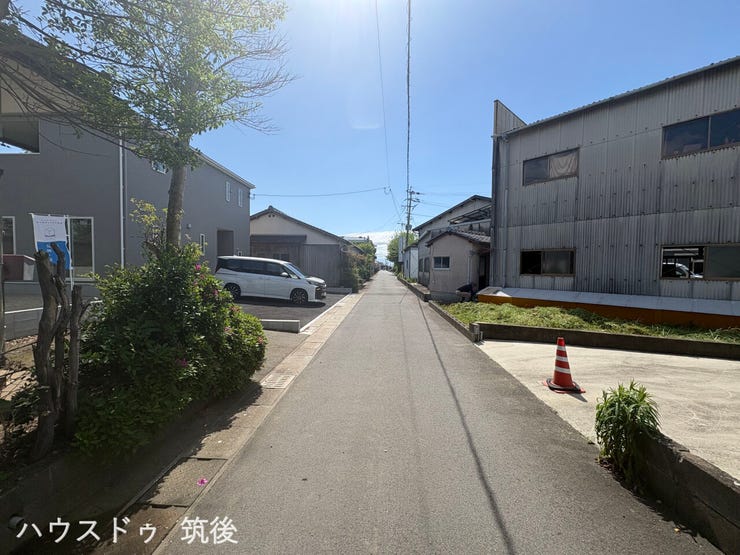 幅員約4mの前面道路に面した、視認性の良い現地です。直線的で見通しが確保されており、落ち着いてお車の出し入れが可能な環境。