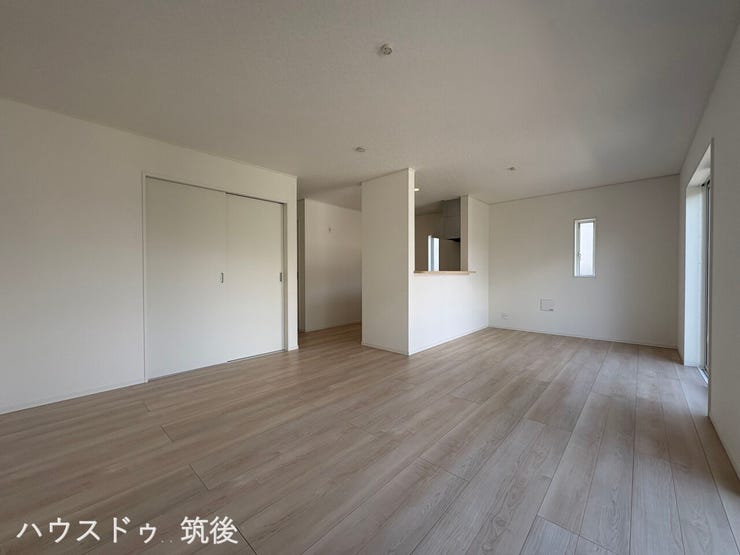白を基調とした明るく開放的なLDK。大きな窓から自然光が差し込み、家族が集まる空間を優しく包み込みます。