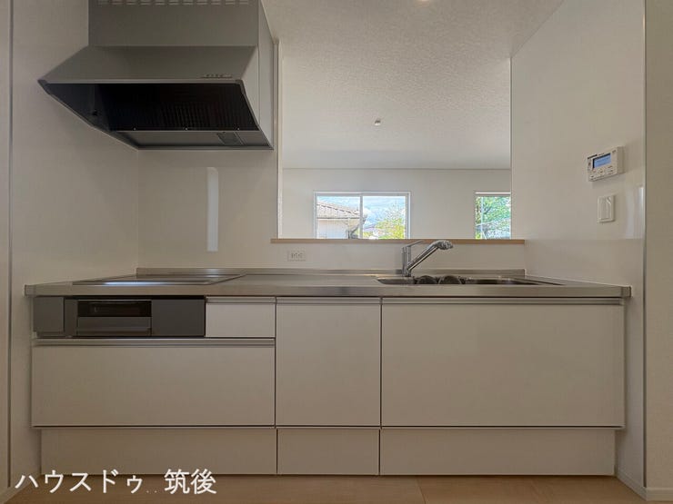 料理中も家族との会話が弾む対面式キッチン。リビング全体を見渡せる開放的な設計で、小さなお子様がいても安心です。