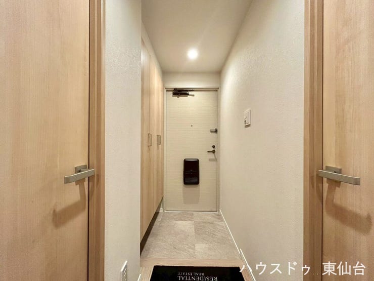 白を基調にした、圧迫感の抑えられた玄関です♪