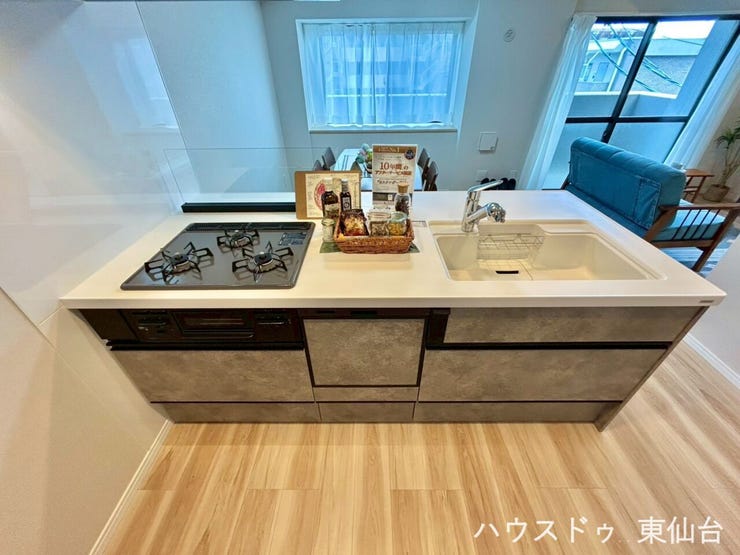 モノの出し入れがしやすいスライド式の収納を採用しています♪
3口コンロでメインとおかずとスープが一気に調理できますね♪