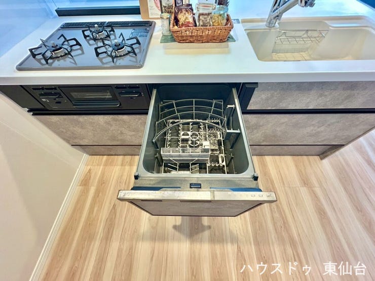 スイッチ一つで洗い物が完了♪頼もしい食洗器付きです♪
使い勝手の良いシステムキッチンで毎日の料理が快適
