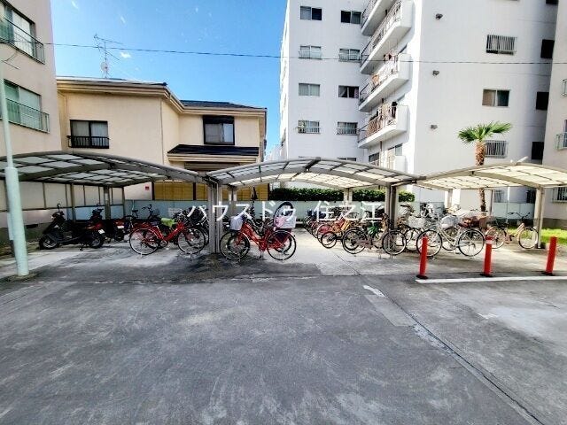 ★屋根付きの駐輪場ですので雨の日も安心。サドルが濡れる事も無いですね!
