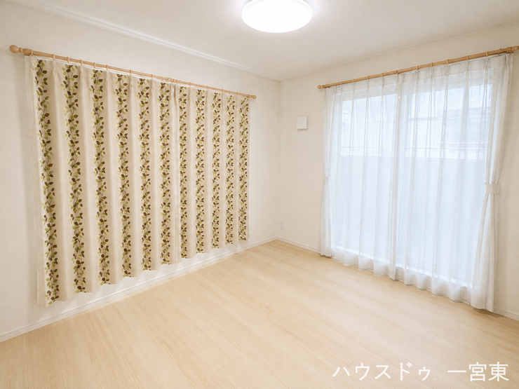 ≪2階南側5.7帖≫
※居住中につき室内を CG にて物消しをしたものです。
明るさと広さをしっかり確保した洋室。主寝室にも子ども部屋にも使いやすい、バランスの取れた一室です。