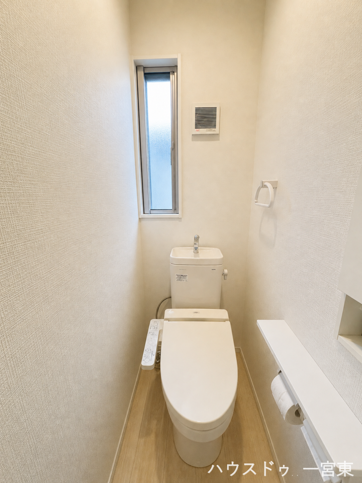 ≪2階≫
※居住中につき室内を CG にて物消しをしたものです。
1階2階のトイレともに温水洗浄便座になっています。ペーパーホルダーが2つあるのもちょっと嬉しいポイントですね。