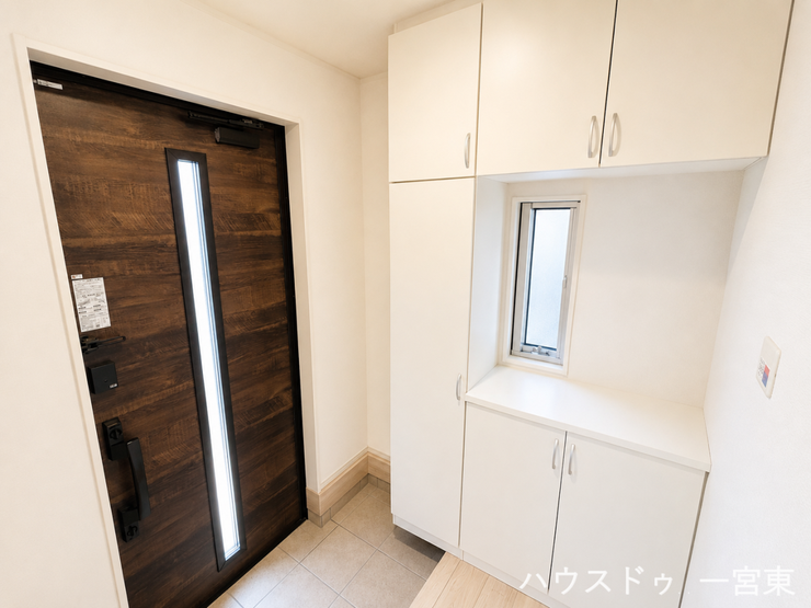 ※居住中につき室内を CG にて物消しをしたものです。
天井までの高さがあるたっぷり玄関収納。散らかりやすい玄関周りもスッキリと見せることができます。