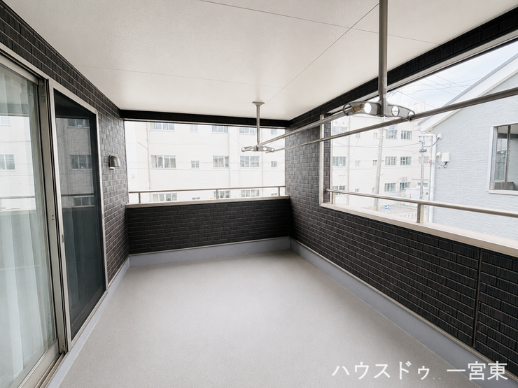 ※居住中につき室内を CG にて物消しをしたものです。
インナーバルコニーは屋根があるため、雨や風、雪などの天候の影響を受けにくく、年間を通じて利用しやすいです。