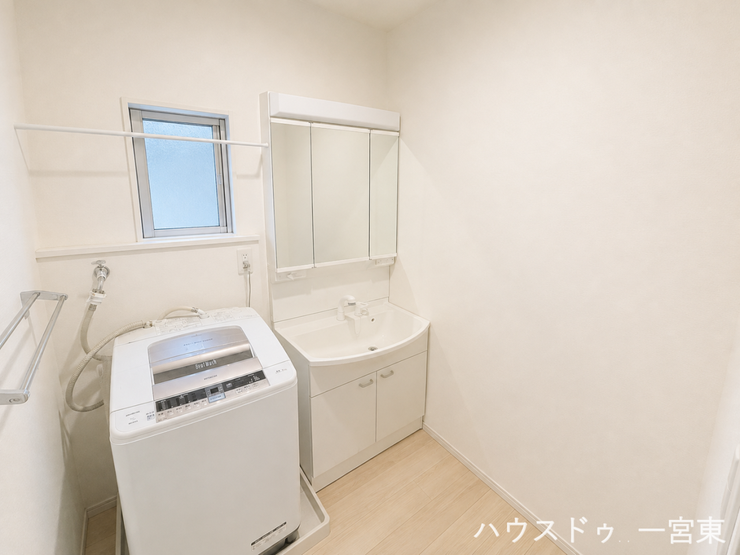 ※居住中につき室内を CG にて物消しをしたものです。
3面鏡の裏側や洗面台下など収納スペースが豊富な洗面台になっています。