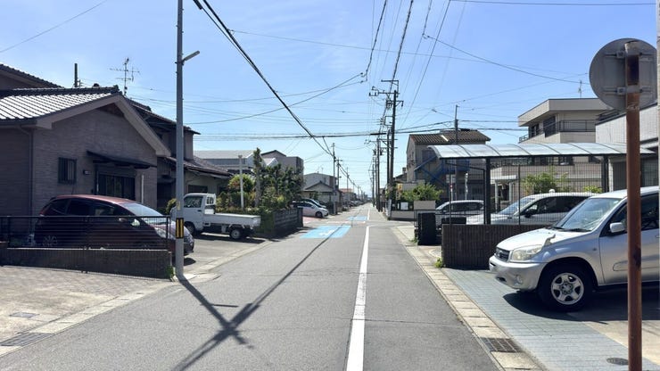 道路幅も広く、駐車もしやすい立地です。