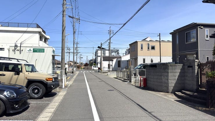 車通りも少なく静かな住宅街です。