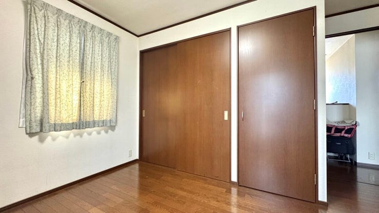 大容量のクローゼットもついており快適に過ごせます。
※こちらの写真は家具消し等の加工を行っております。