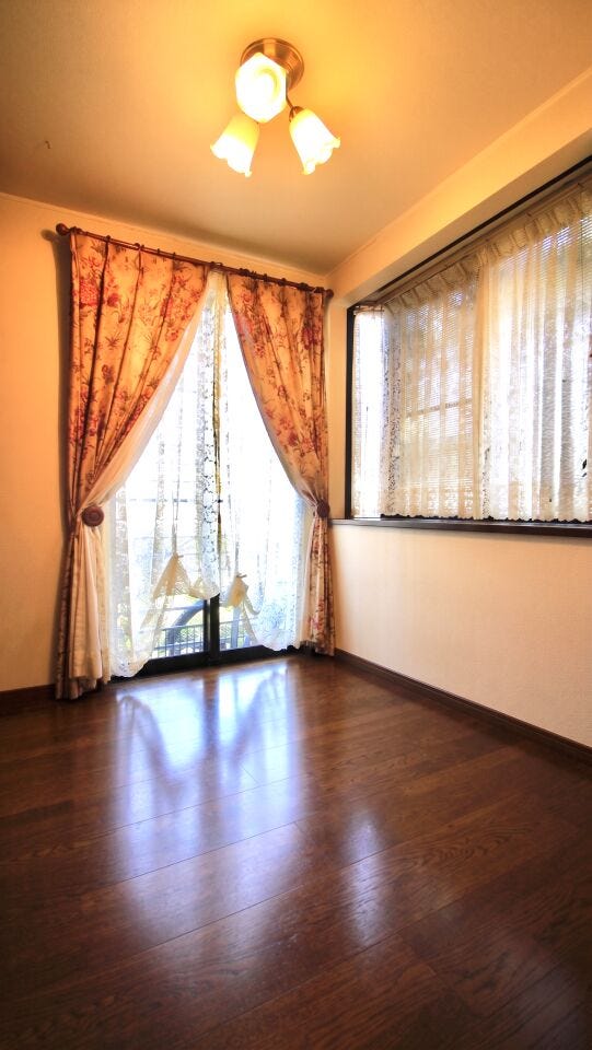 玄関横にある居室です。
応接間としても利用可能です。※こちらの写真は家具消し等の加工を行っております。