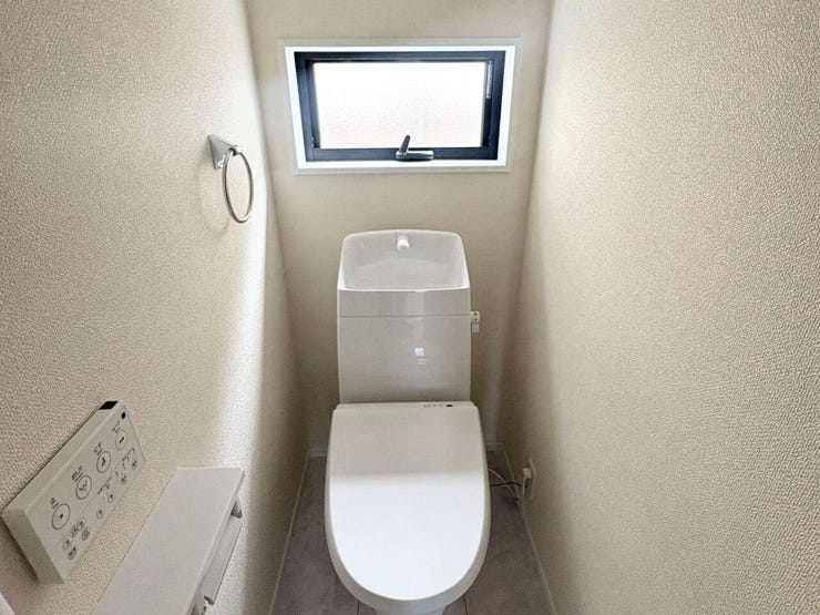 ■トイレ■
清潔感のある明るいトイレで毎日気持ちよくお使いいただけます
シンプルで使いやすく快適な空間に仕上がっています