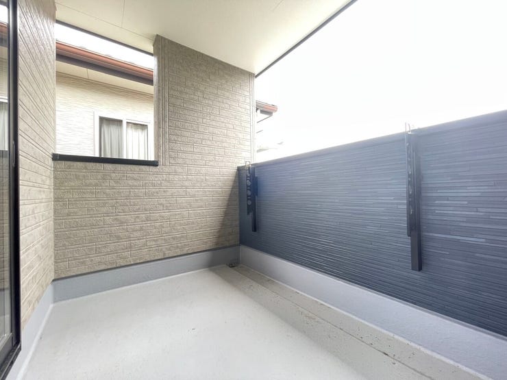 ◇バルコニー◇
2部屋から入室可能なバルコニーとなってます。広さがあるので、お洗濯物を干していいただくのはもちろん、ちょっとしたーデニングや即席ビアガーデンとして利用することも可能です。