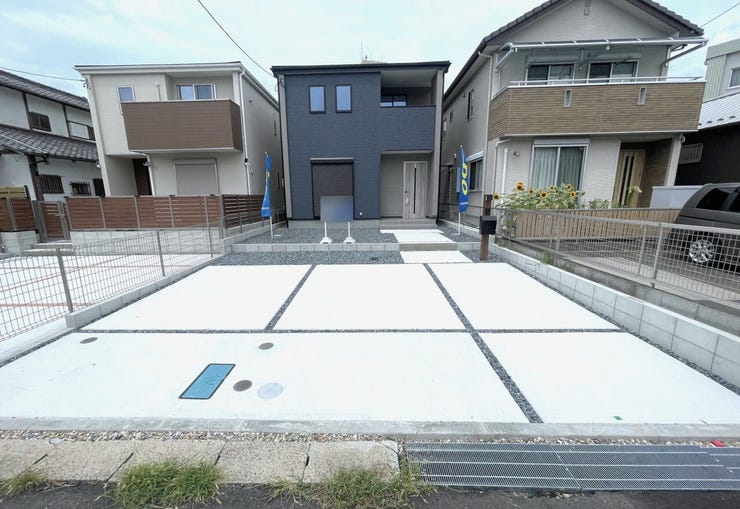 ◇駐車場◇
お車は並列2台駐車可能なスペースを確保しています。ご夫婦でお車をお持ちの方も安心です。駐車スペースにはお車だけでなく、自転車やバイクなども置いていただけます。