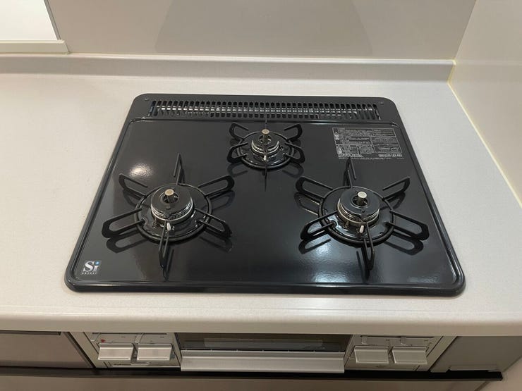 ◇三口コンロ◇
一度にたくさんの調理ができ、朝食の準備もお弁当作りもラクラクです。栄養面や彩りに気を配ると品数も増えますが、広いワークトップなのでたくさん作ってもスペースに余裕があります。
