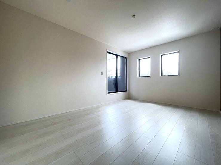 ◇主寝室◇
ご夫婦の主寝室に最適なお部屋です。2面採光となっており、自然光が差し込む明るい空間となってますバルコニーに出られるので、気分転換のために外に出ることも可能です。