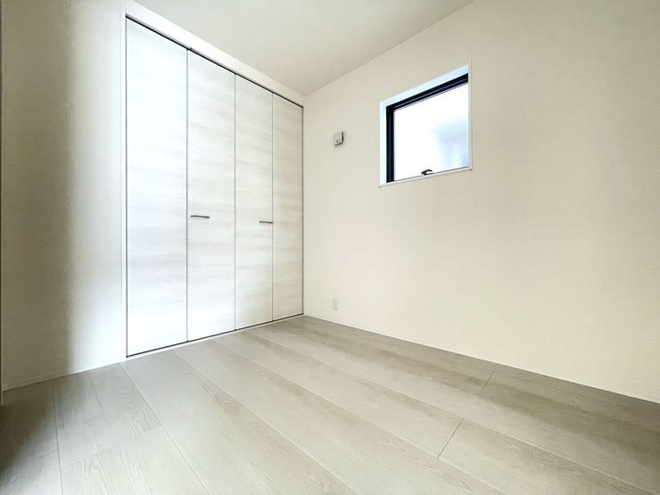 ◇洋室◇
1階にも収納と窓のついているお部屋があります。子供部屋として使用していただくのはもちろんですが、趣味のお部屋や、テレワークルームとしてご利用いただけます。
