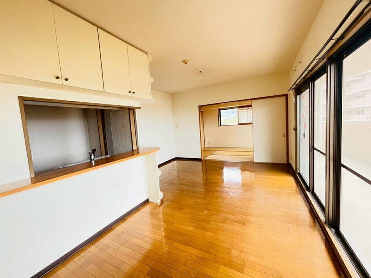 落ち着きと開放感を両立した住まい☆
家族の時間も一人の時間も心地よく過ごせる空間です。
※AIによる家具消し修正を行っております。