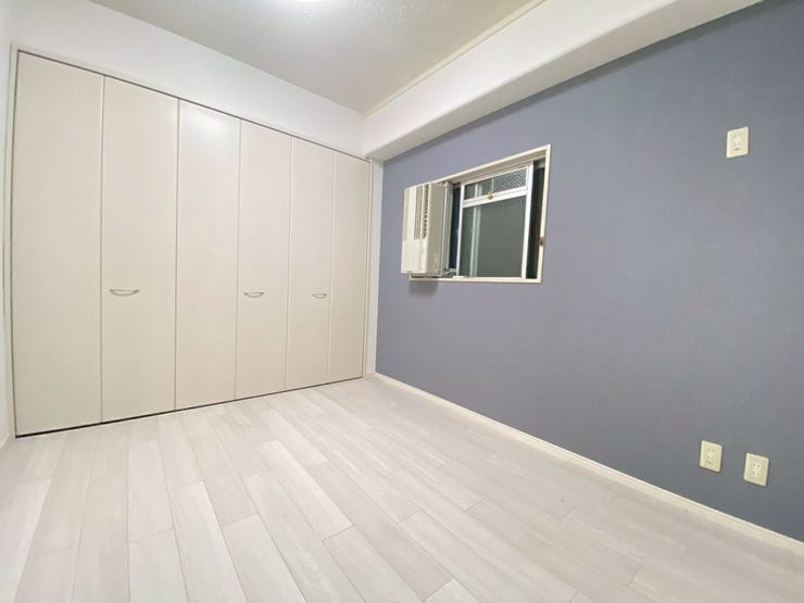 柔らかいカラーのクロスが魅力のお部屋☆
収納スペースもたっぷりご用意!