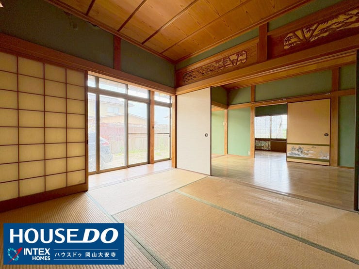 【開放的な続き間の和洋室】
大きな窓から明るい陽光が差し込む気持ちの良い空間!襖を開ければ隣の洋室と繋がり、さらに広々とした大空間に。家族みんなでゴロゴロ寛いだりお子様の遊び場としても大活躍します♪