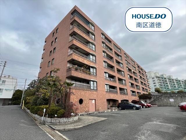 【外観】
8階建て3階部分のお部屋にあたります。
地下鉄鶴舞線/いりなか駅 徒歩約15分、地下鉄名城線/総合リハビリセンター駅 徒歩約17分、市営バス「上山町」停 徒歩約3分。