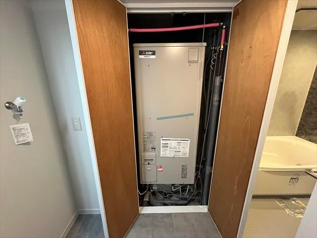 ◆三菱電気温水器◆洗面所に設置されています。貯湯タンクの水を生活用水として利用でき、災害時に安心。