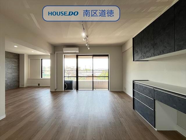 アクセントクロスがおしゃれな広々LDK。家族が集う快適な住空間です。