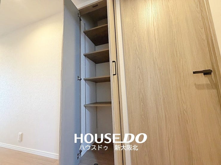■廊下にも収納がございます!
■造り付けの収納は地震の揺れで倒れる心配がないので、防災面でも安心です!