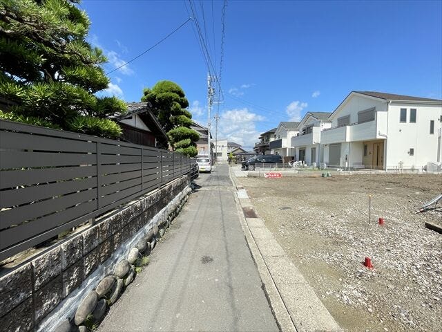 幅員約3mの前面道路です。セットバックが必要な道路となります。大型車が入ってこれないので、騒音などの心配はありません。