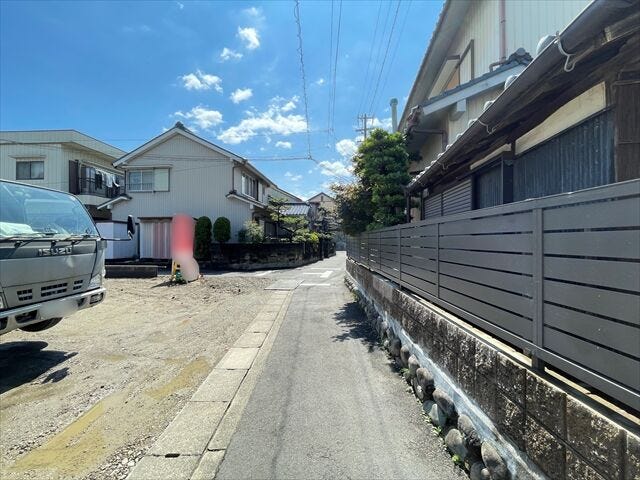 幅員約3mの前面道路です。セットバックが必要となりますが、緊急車両なども入ってこれるようになるので災害時にも安心ですね。