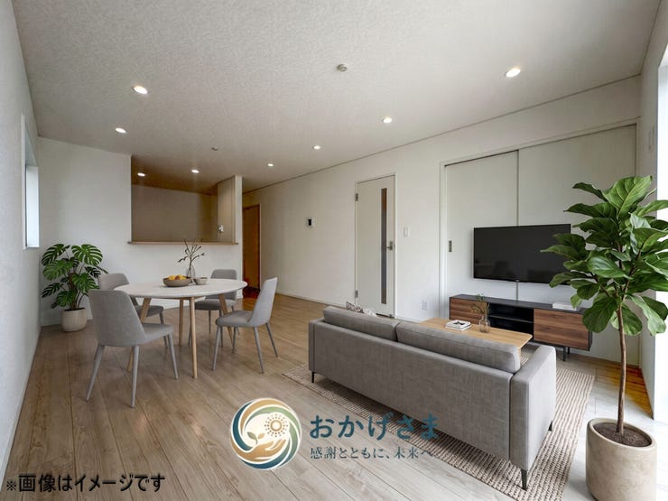 【リビング】
【リビング】
木目の美しいフローリングが広がる開放的なリビング。大きな窓から心地よい自然光が差し込みます。