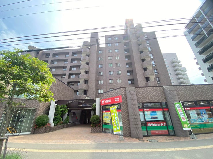 【外観】
《外観》
JR函館本線「琴似」駅徒歩5分
地下鉄東西線「琴似」駅徒歩7分
2沿線利用可能で便利な立地のマンションです。