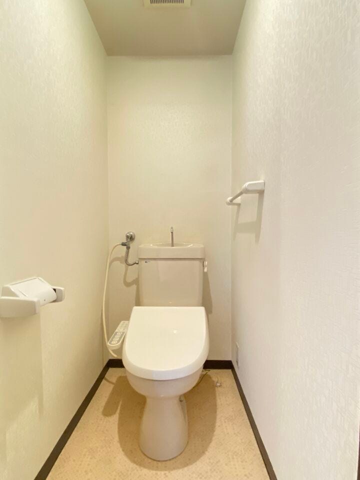 《トイレ》
ウォシュレット付きトイレです。白を基調としたシンプルで清潔感のある空間です。