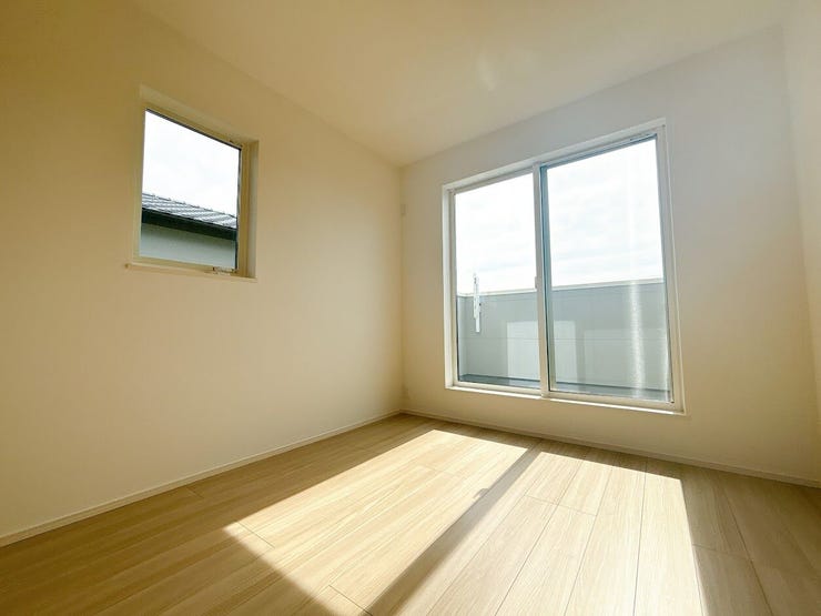 大きな窓から朝日が差し込み、目覚めのよい1日が迎えられそうです◎