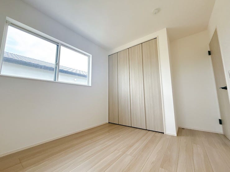 窓から風を感じられる快適なお部屋です。