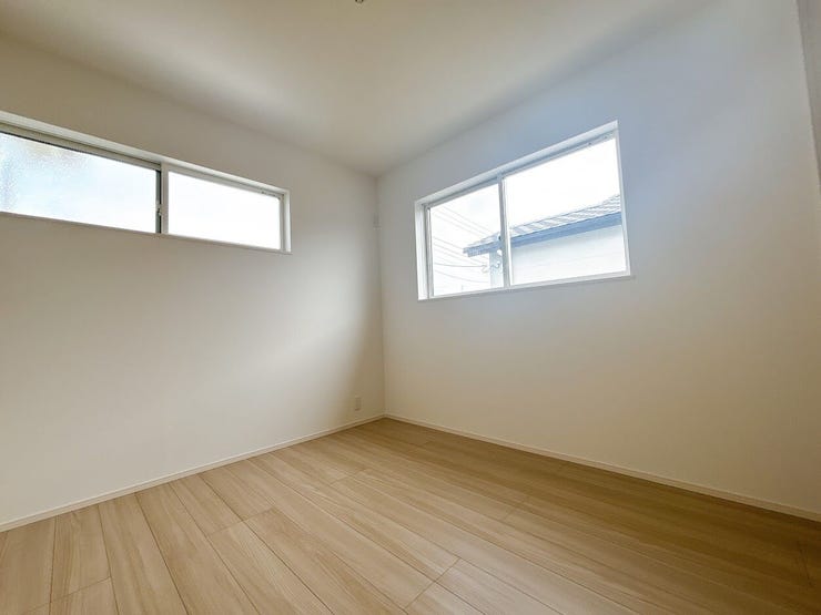 窓から日が差す明るいお部屋です。