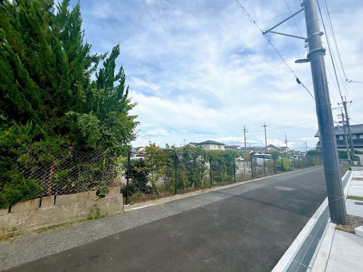 広々とした前道で車の出し入れもスムーズにできます。