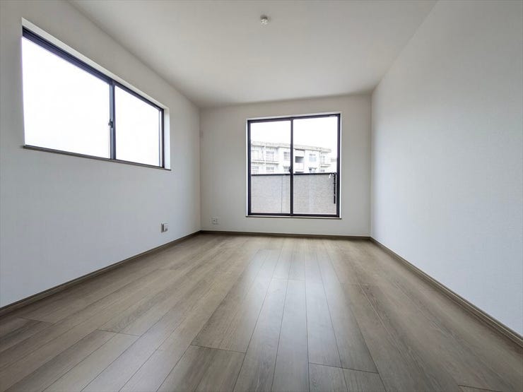 2階洋室
バルコニーに繋がる大きな窓があり、とても明るいお部屋です