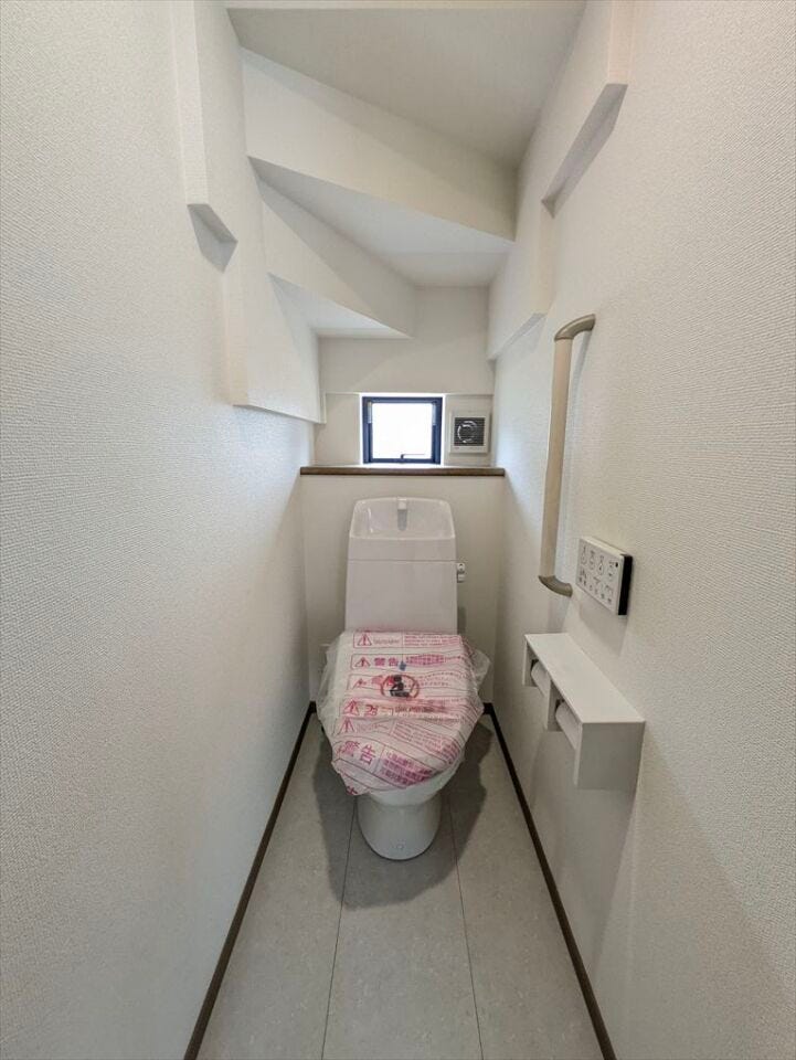 トイレには快適な温水洗浄便座付