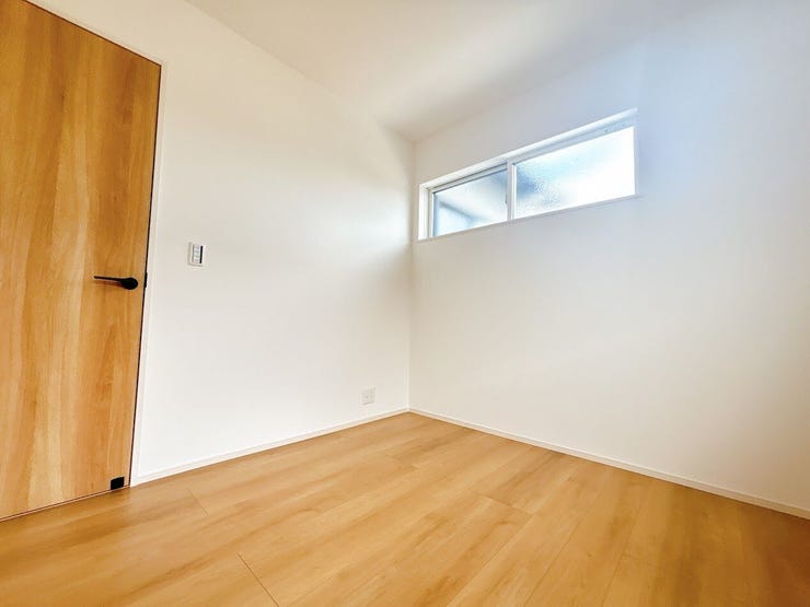 どんな家具にもフィットする床材カラーのお部屋です。