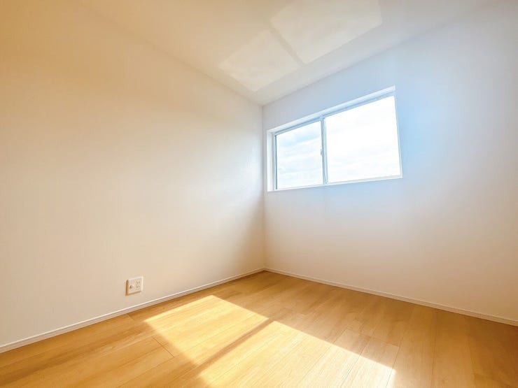 窓から日が差す明るいお部屋です。