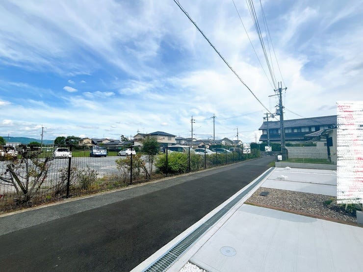 前面道路が広く、毎日の通行も快適です。