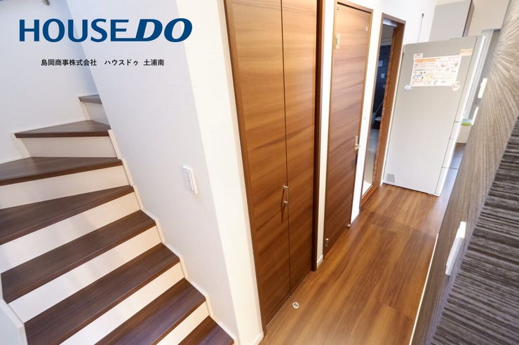 「動線に配慮した設計の階段ホール。各所には必要な収納を配置し、居住スペースを最大限広く使えるよう工夫しました。毎日の移動がスムーズな、住むほどに快適さを実感する間取りです。」