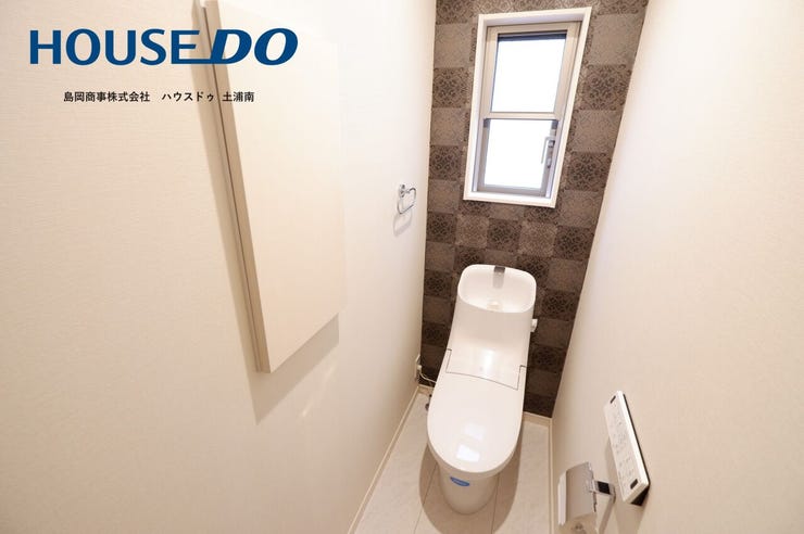 ホテルライクなアクセントクロスが空間に奥行きを与えるレストルーム。落ち着いたトーンでまとめられ、リラックスできるプライベート空間に。