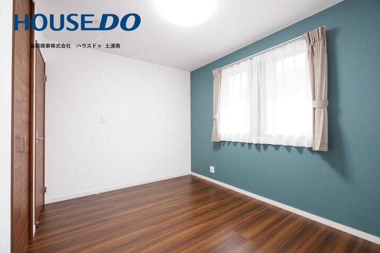 「ブルーのアクセントクロスが爽やかな風を運ぶ洋室。おしゃれなデザインは、お部屋の表情を明るく見せてくれます。家具の配置がしやすく、自分だけの特別な時間が過ごせる癒やしの部屋。」