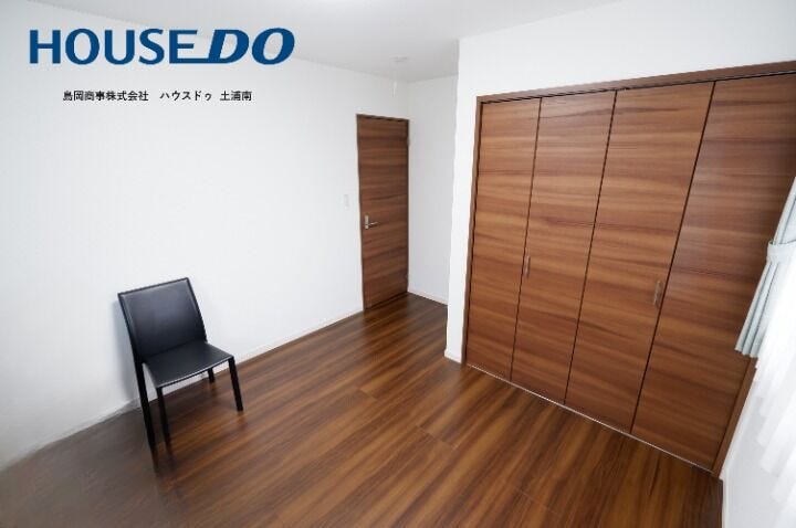 「シンプルで使いやすい洋室。落ち着いた木目調のドアと収納が、広々とした空間を演出します。子供部屋や趣味部屋などライフスタイルに合わせて自由にレイアウトを楽しめる、居心地の良いプライベート空間。」