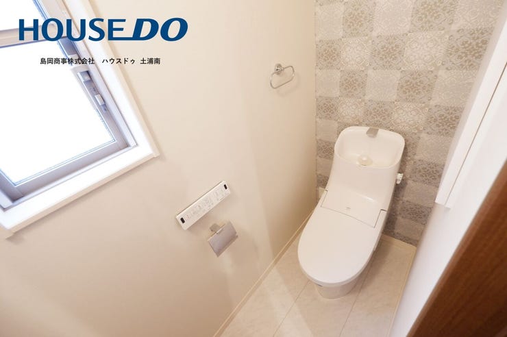「毎日使う場所だからこそ、こだわりの空間に。上品な柄の壁紙を採用し、清潔感とホテルライクな高級感を両立!温水洗浄便座完備で、来訪者にも喜ばれるレストルーム。」